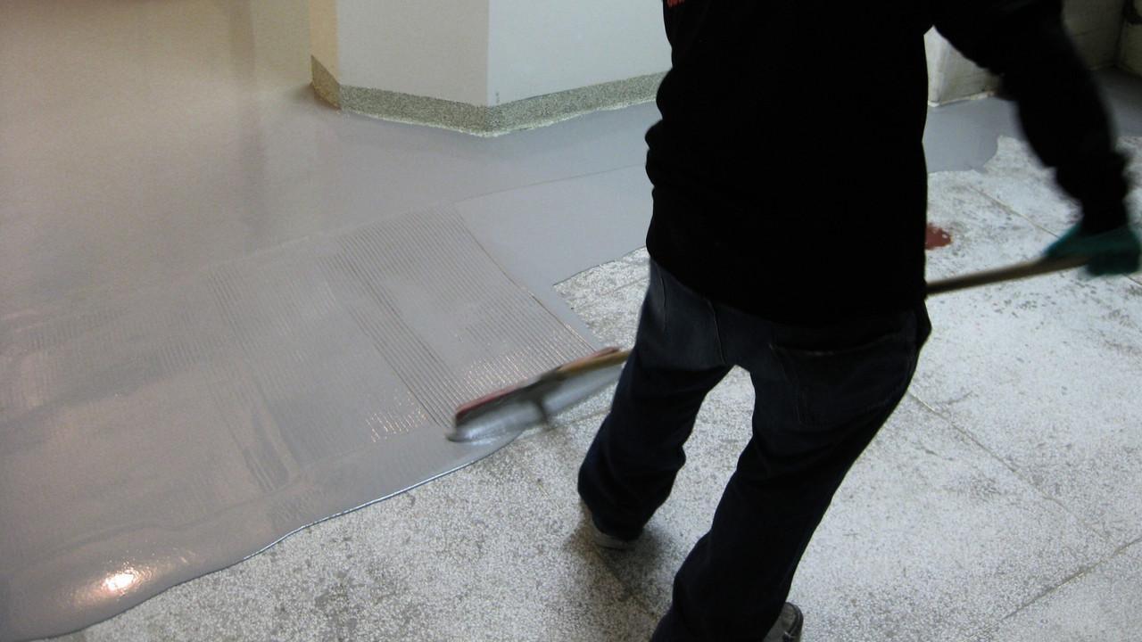 how to apply floor leveler